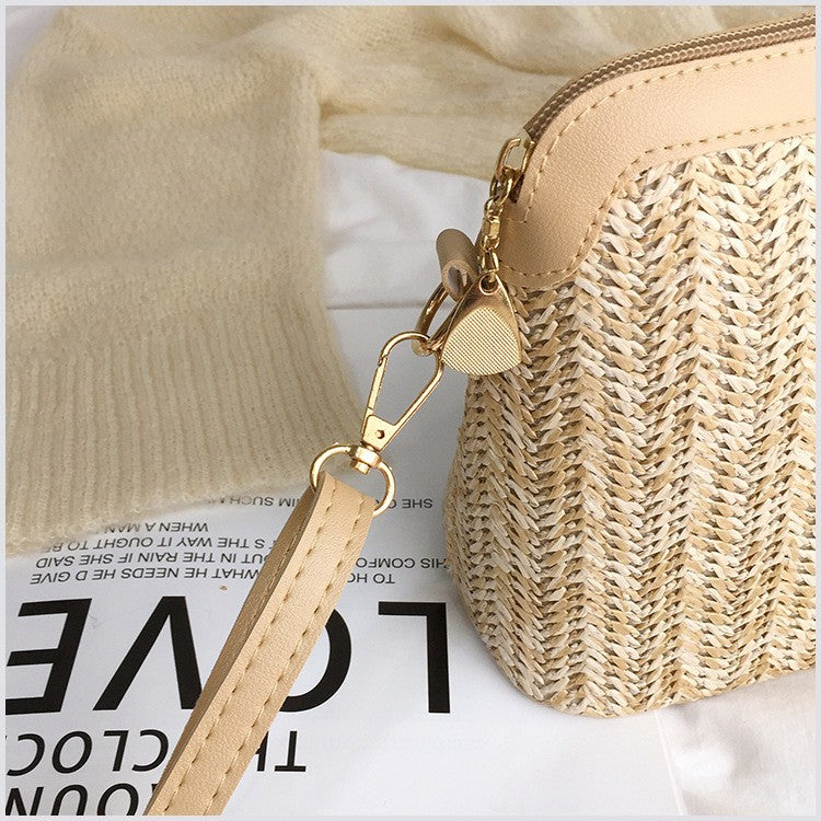 Bolsa feminina estilo em palha e rattan, com alça tiracolo/ombro.