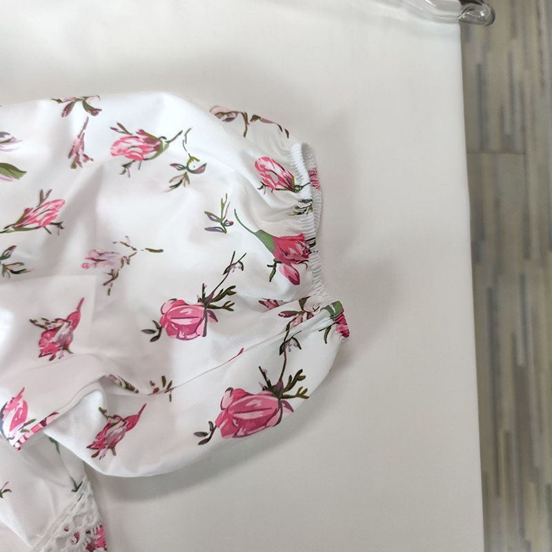 Vestido Curto Floral com Decote V e Renda