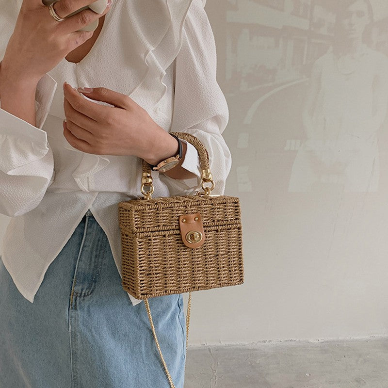 Bolsa feminina pequena estilo caixa, em palha e rattan trançado, com alça