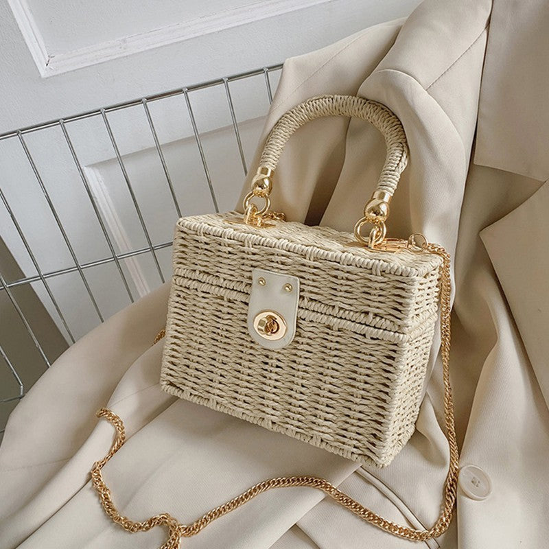 Bolsa feminina pequena estilo caixa, em palha e rattan trançado, com alça