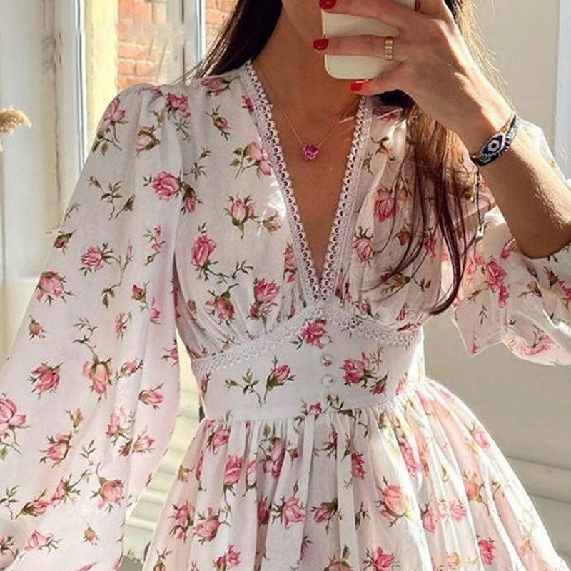 Vestido Curto Floral com Decote V e Renda
