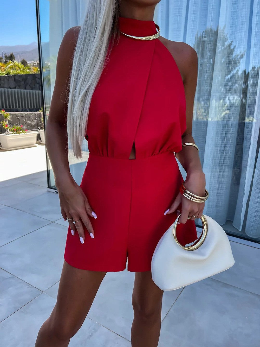 Macacão Sem Costas com Gola Alta e Perna Curta