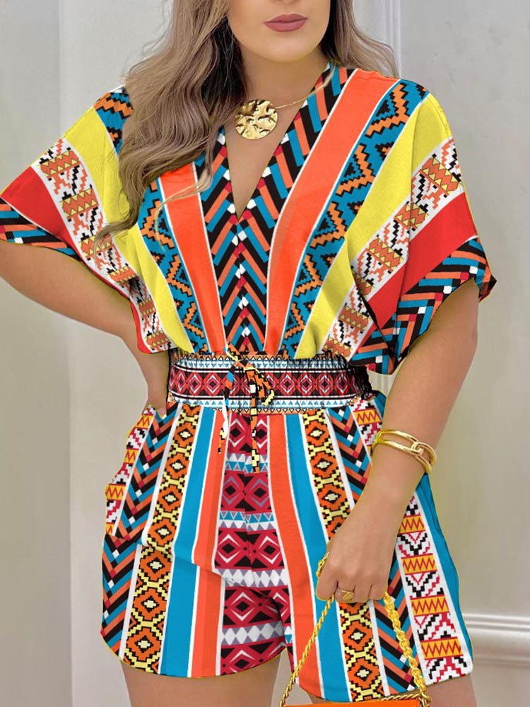 Macacão curto feminino com manga curta e decote em V