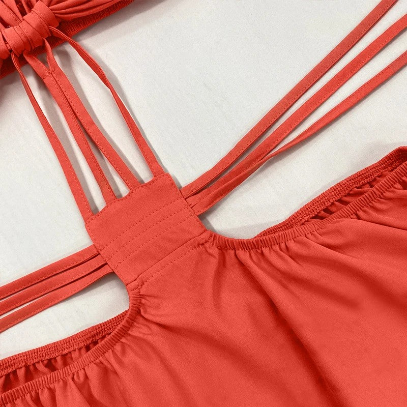 Vestido feminino longo, sem mangas e sem costas, alças finas,  detalhe rendado com amarração, plissado