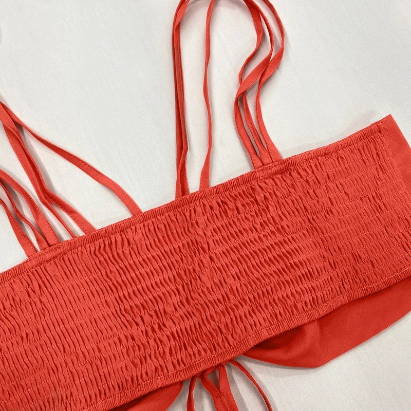 Vestido feminino longo, sem mangas e sem costas, alças finas,  detalhe rendado com amarração, plissado