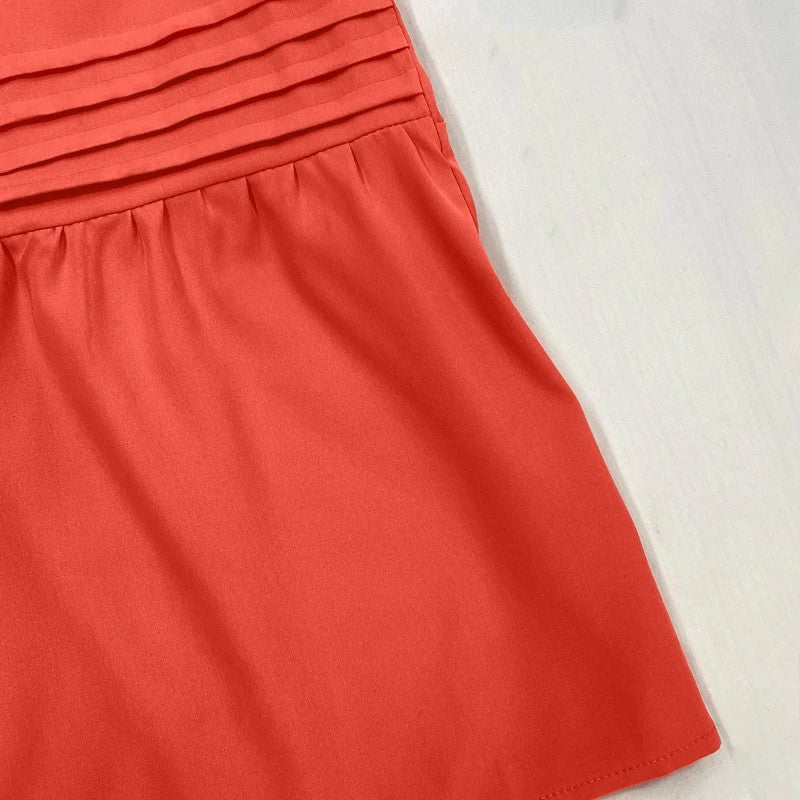 Vestido feminino longo, sem mangas e sem costas, alças finas,  detalhe rendado com amarração, plissado