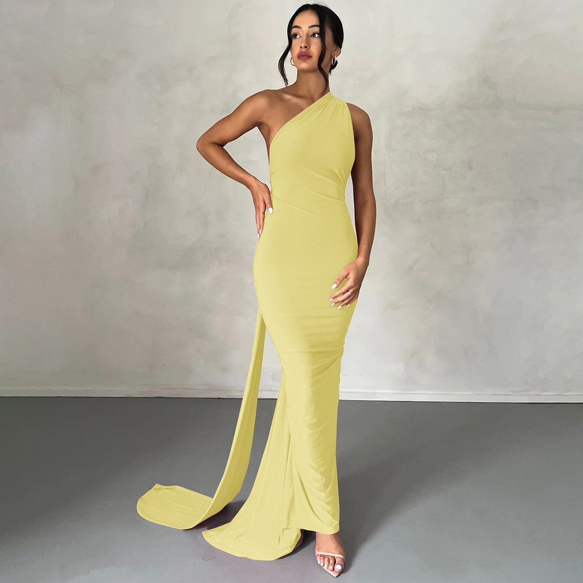 Vestido Longo Um Ombro com Laço Ajustável