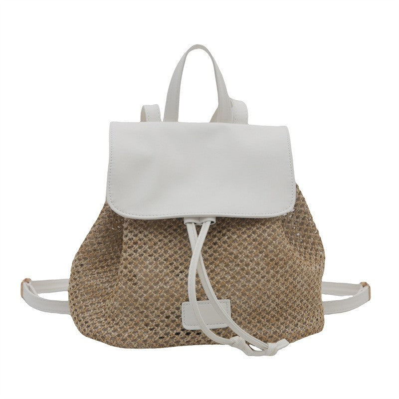 Mochila feminina pequena em palha trançada