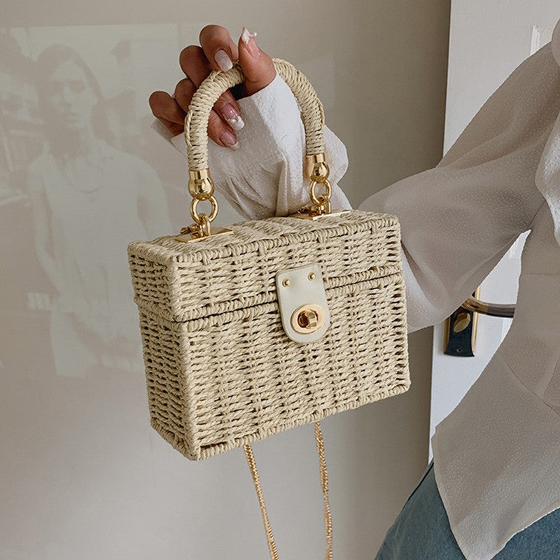 Bolsa feminina pequena estilo caixa, em palha e rattan trançado, com alça
