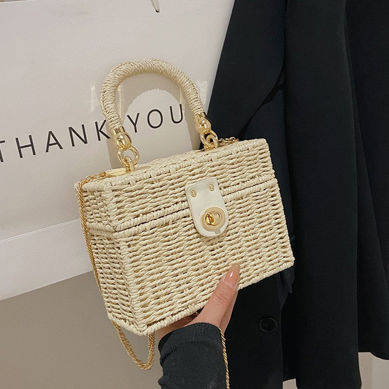 Bolsa feminina pequena estilo caixa, em palha e rattan trançado, com alça