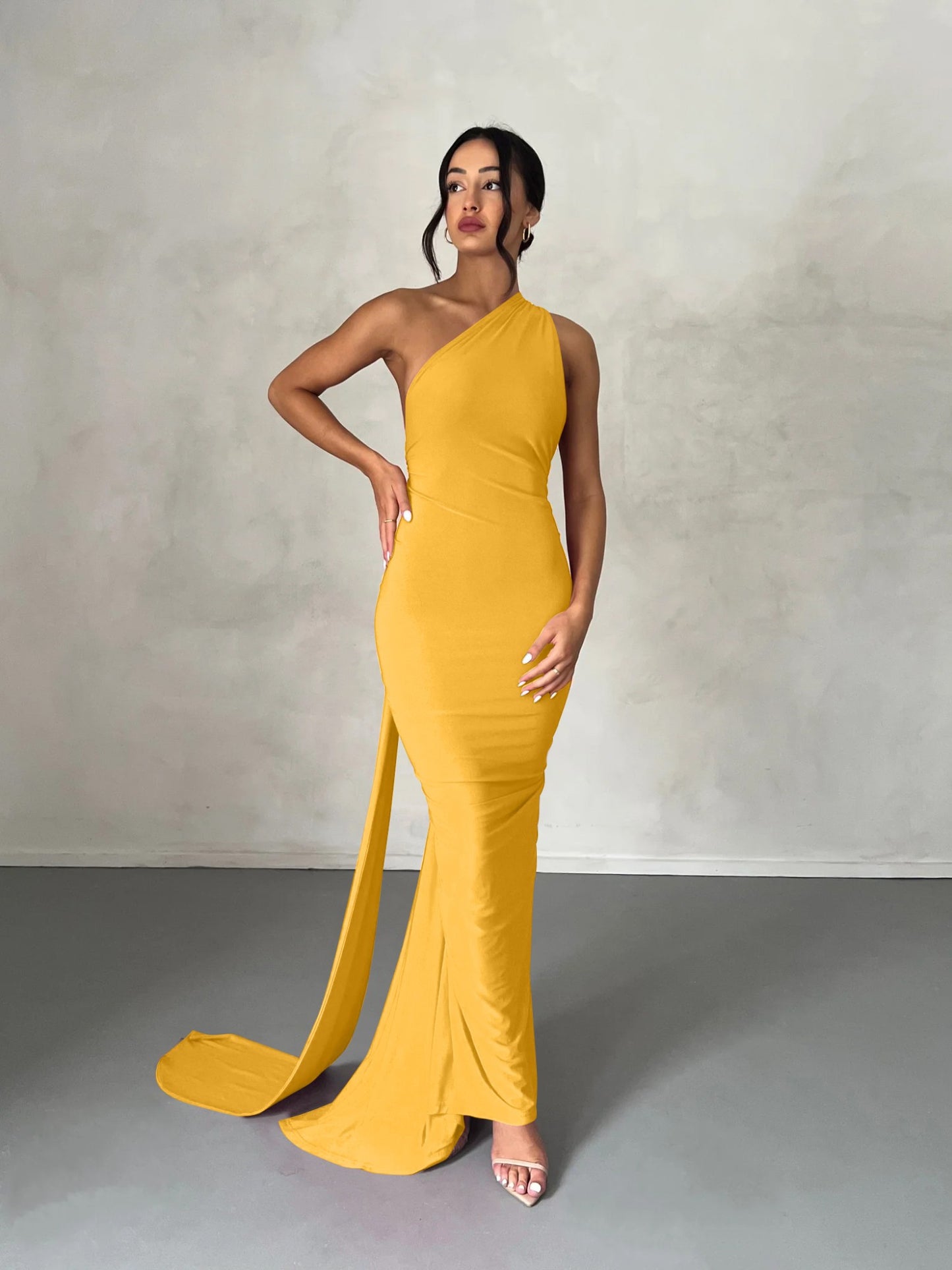 Vestido Longo Um Ombro com Laço Ajustável