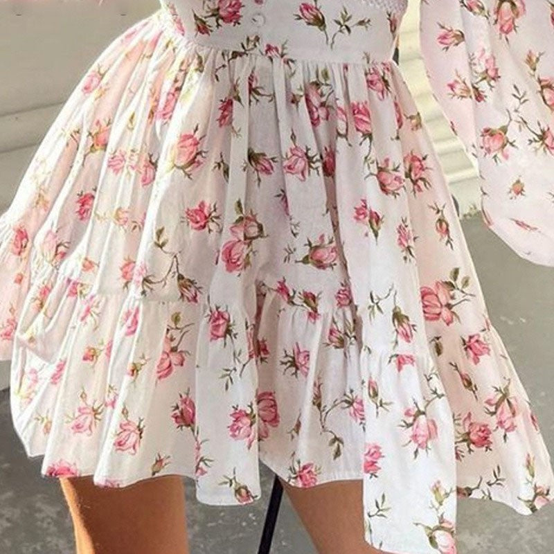 Vestido Curto Floral com Decote V e Renda