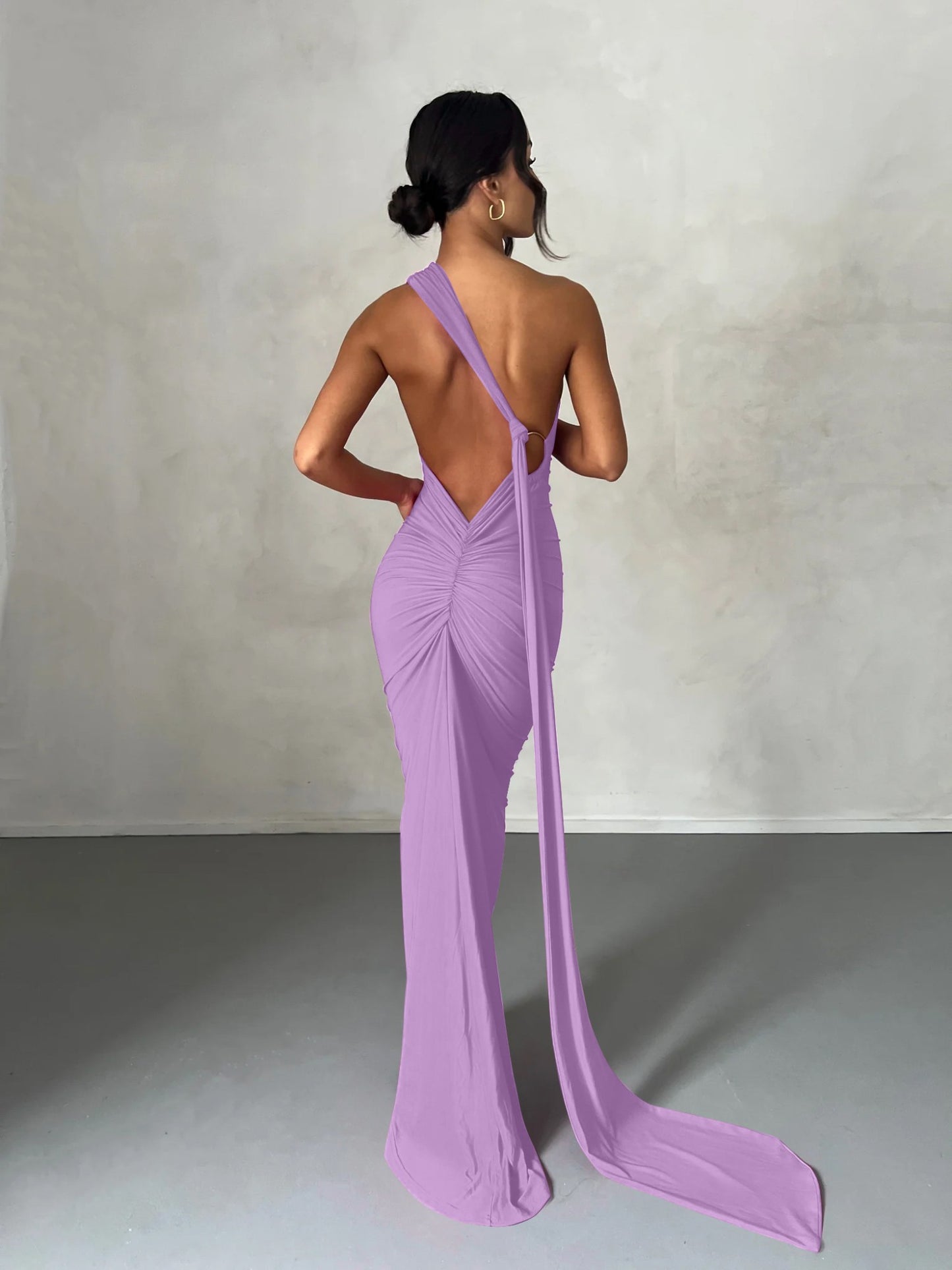 Vestido Longo Um Ombro com Laço Ajustável