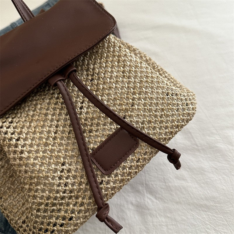 Mochila feminina pequena em palha trançada