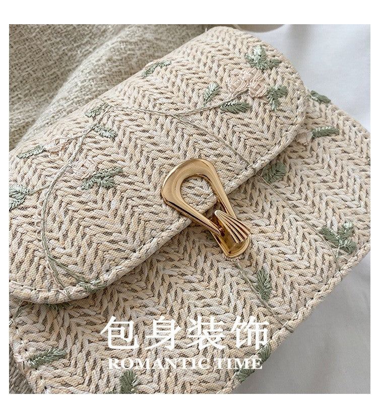 Bolsa de Palha com Detalhe em Renda