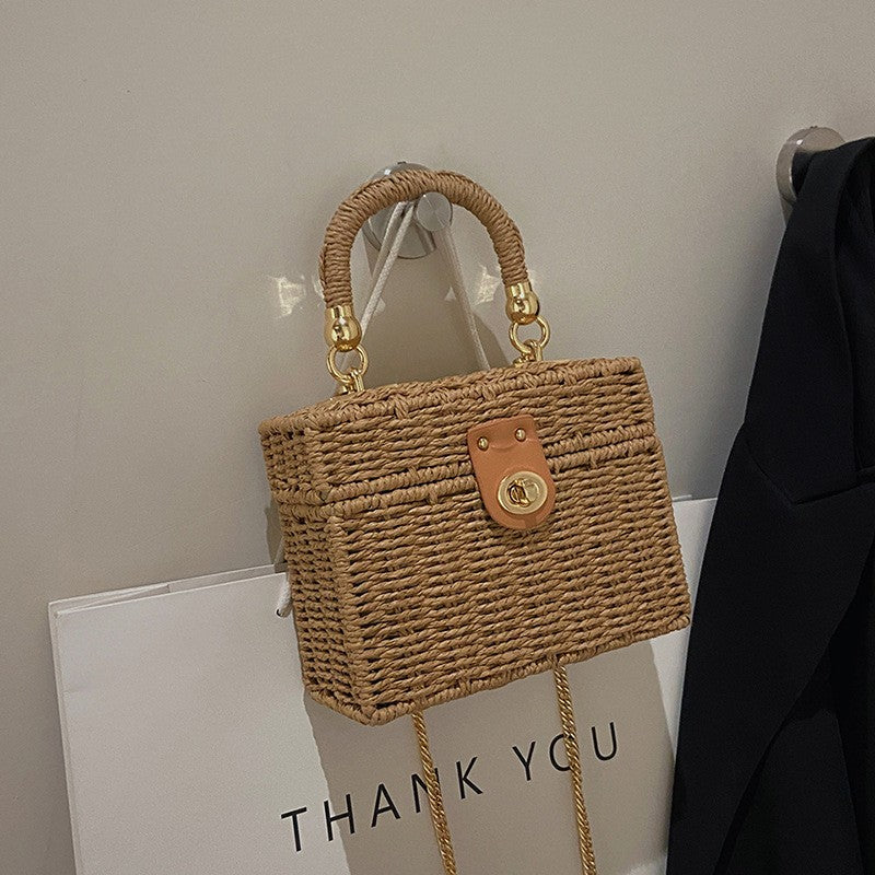 Bolsa feminina pequena estilo caixa, em palha e rattan trançado, com alça