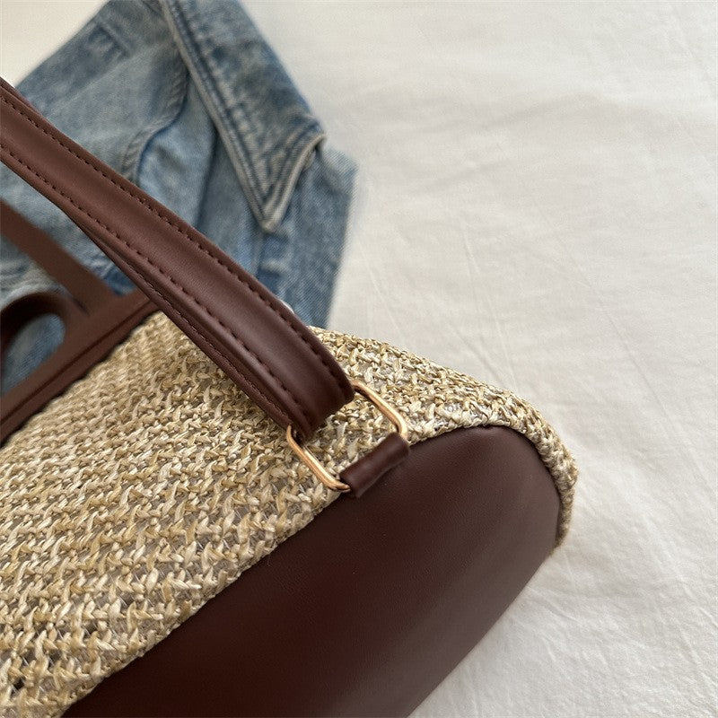 Mochila feminina pequena em palha trançada