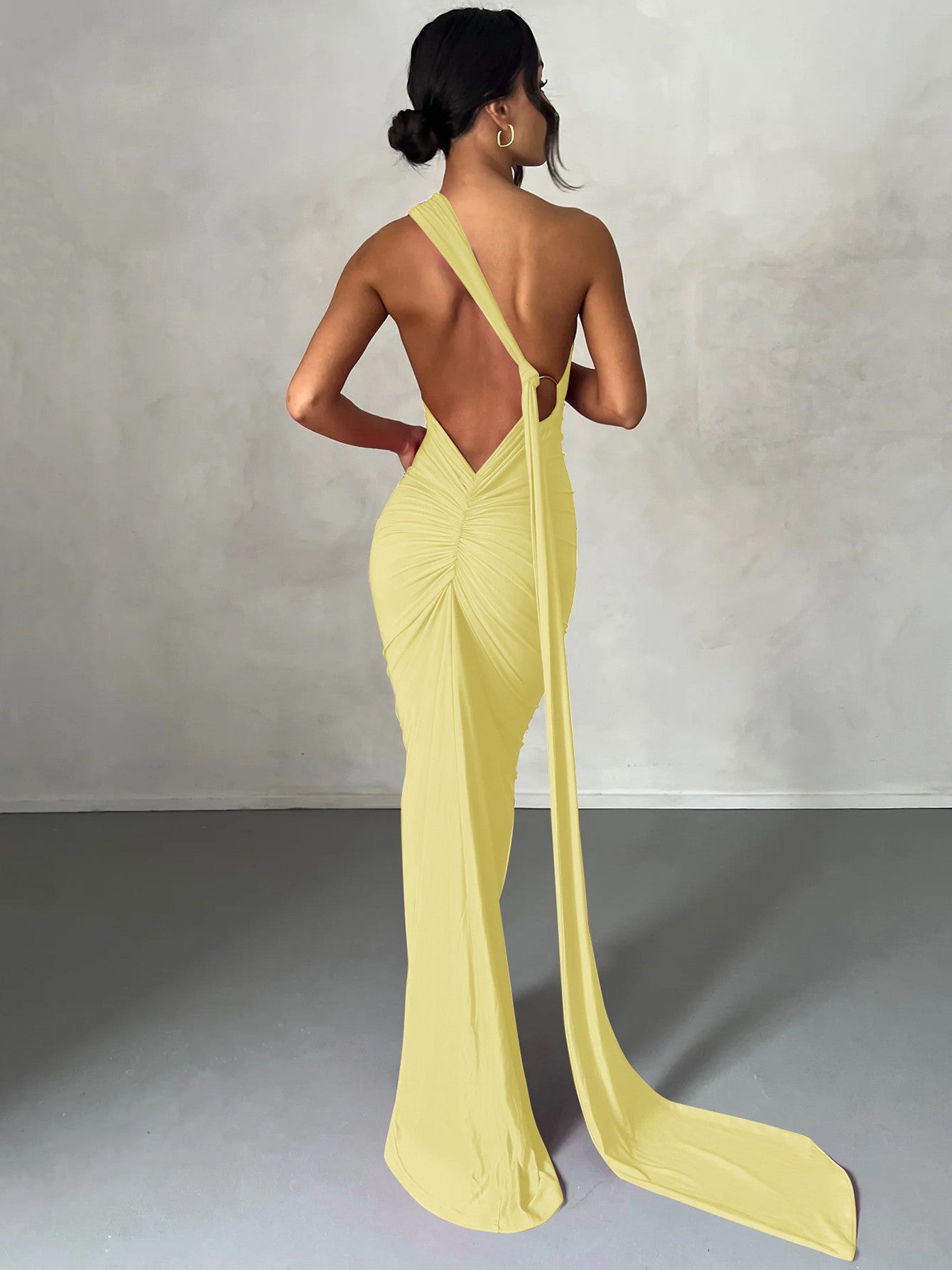 Vestido Longo Um Ombro com Laço Ajustável