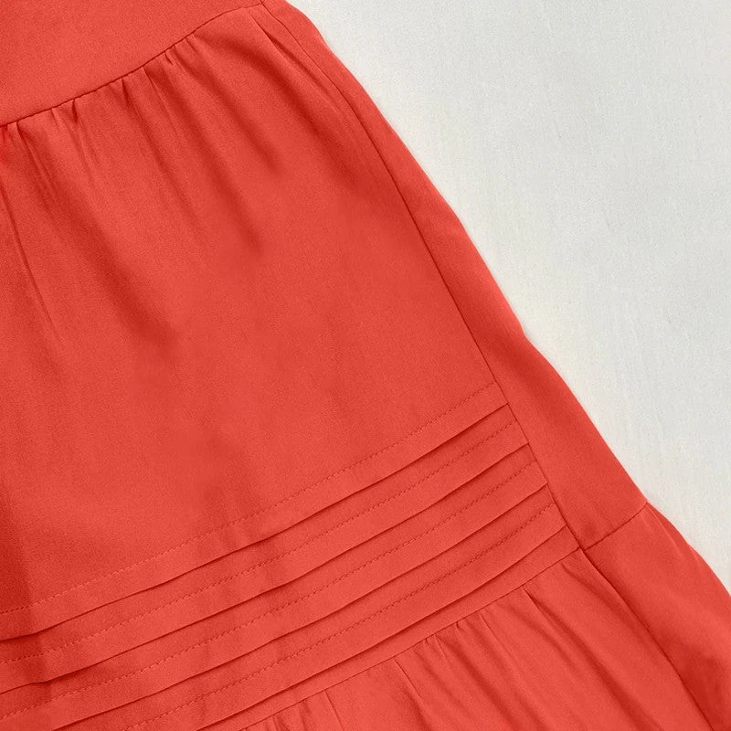 Vestido feminino longo, sem mangas e sem costas, alças finas,  detalhe rendado com amarração, plissado