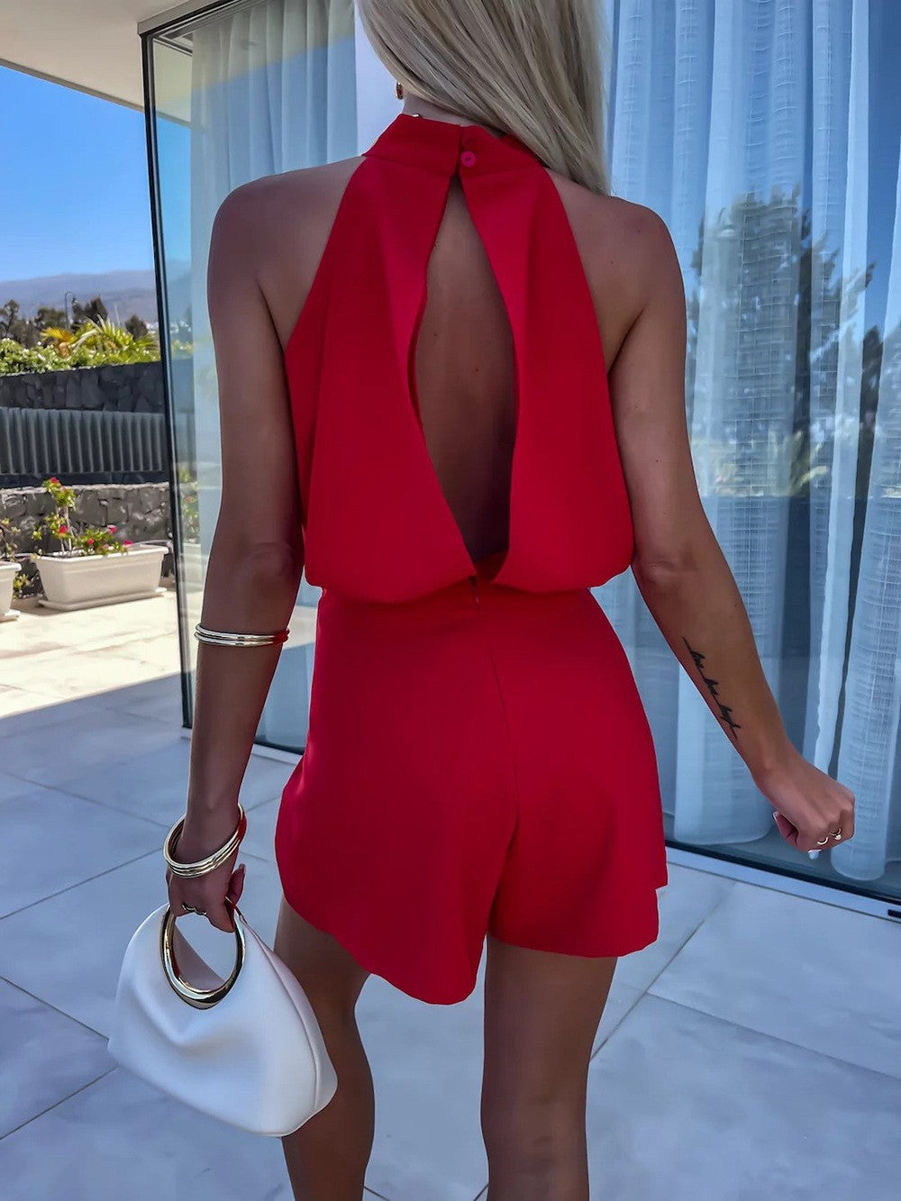 Macacão Sem Costas com Gola Alta e Perna Curta