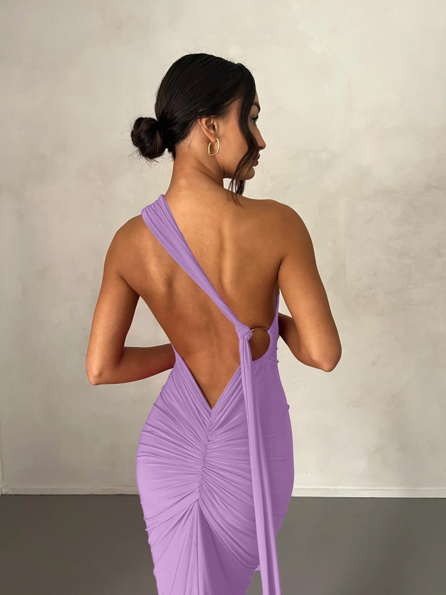 Vestido Longo Um Ombro com Laço Ajustável