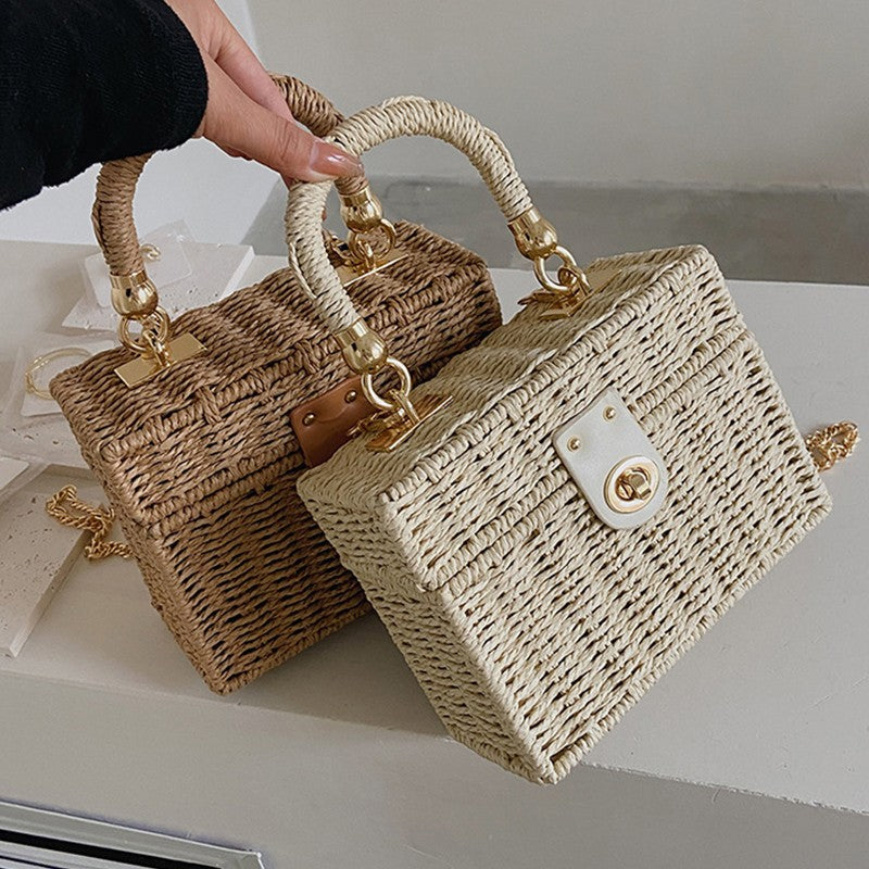 Bolsa feminina pequena estilo caixa, em palha e rattan trançado, com alça