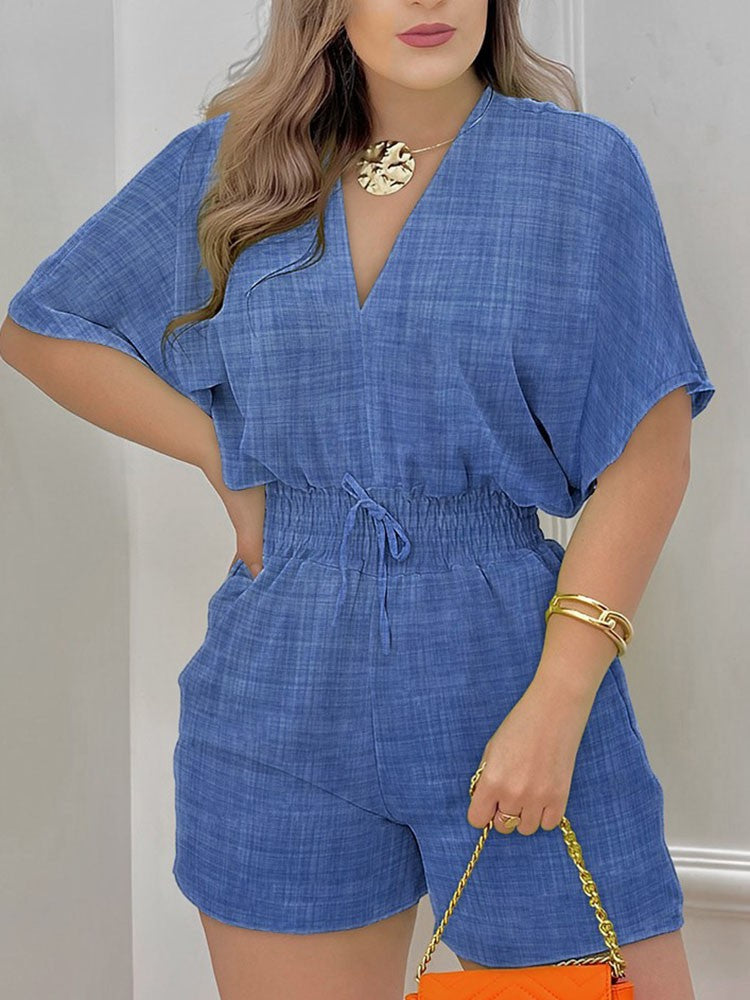 Macacão curto feminino com manga curta e decote em V