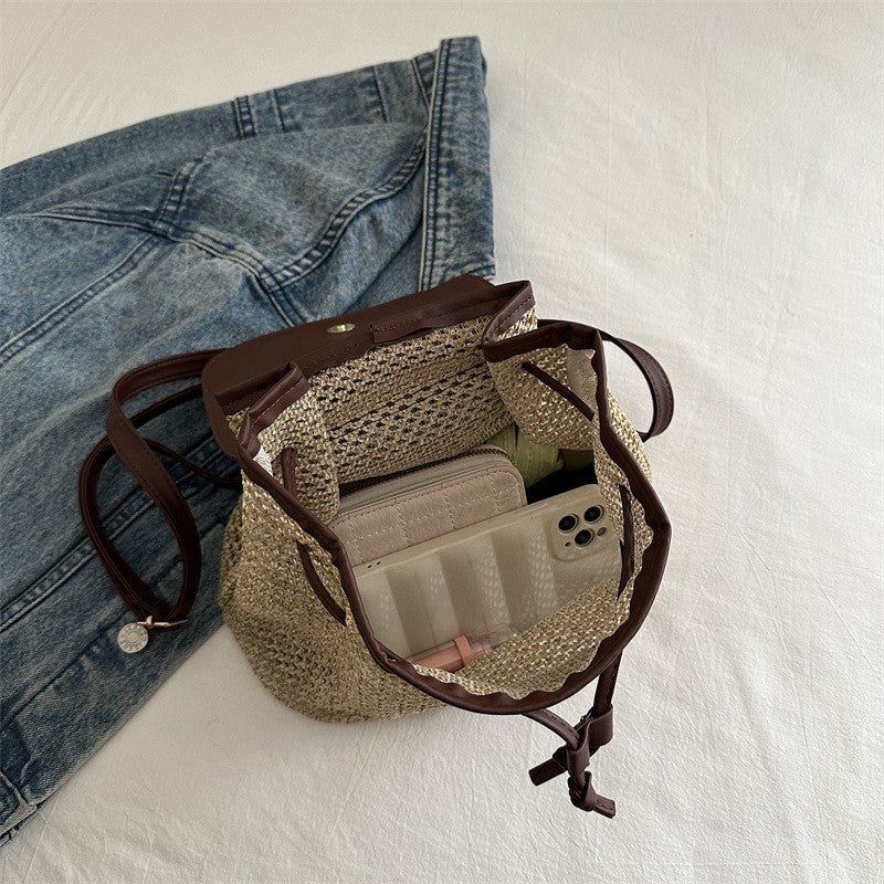 Mochila feminina pequena em palha trançada