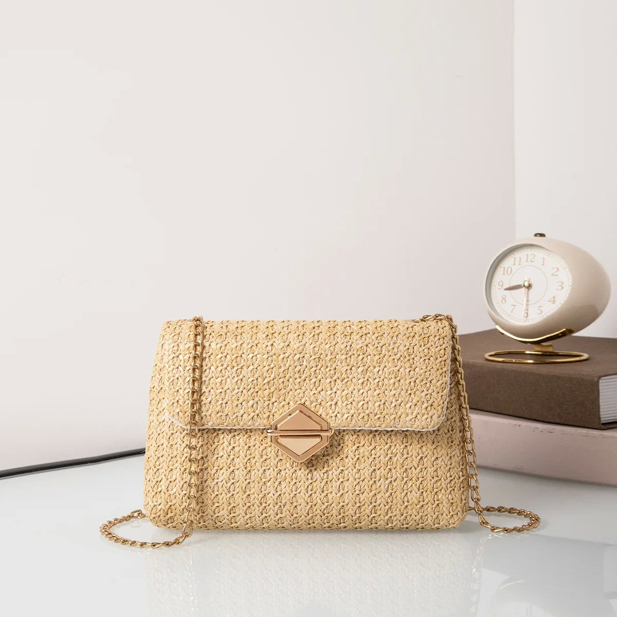 Bolsa feminina em palha trançada, com fecho diamante, alça de corrente