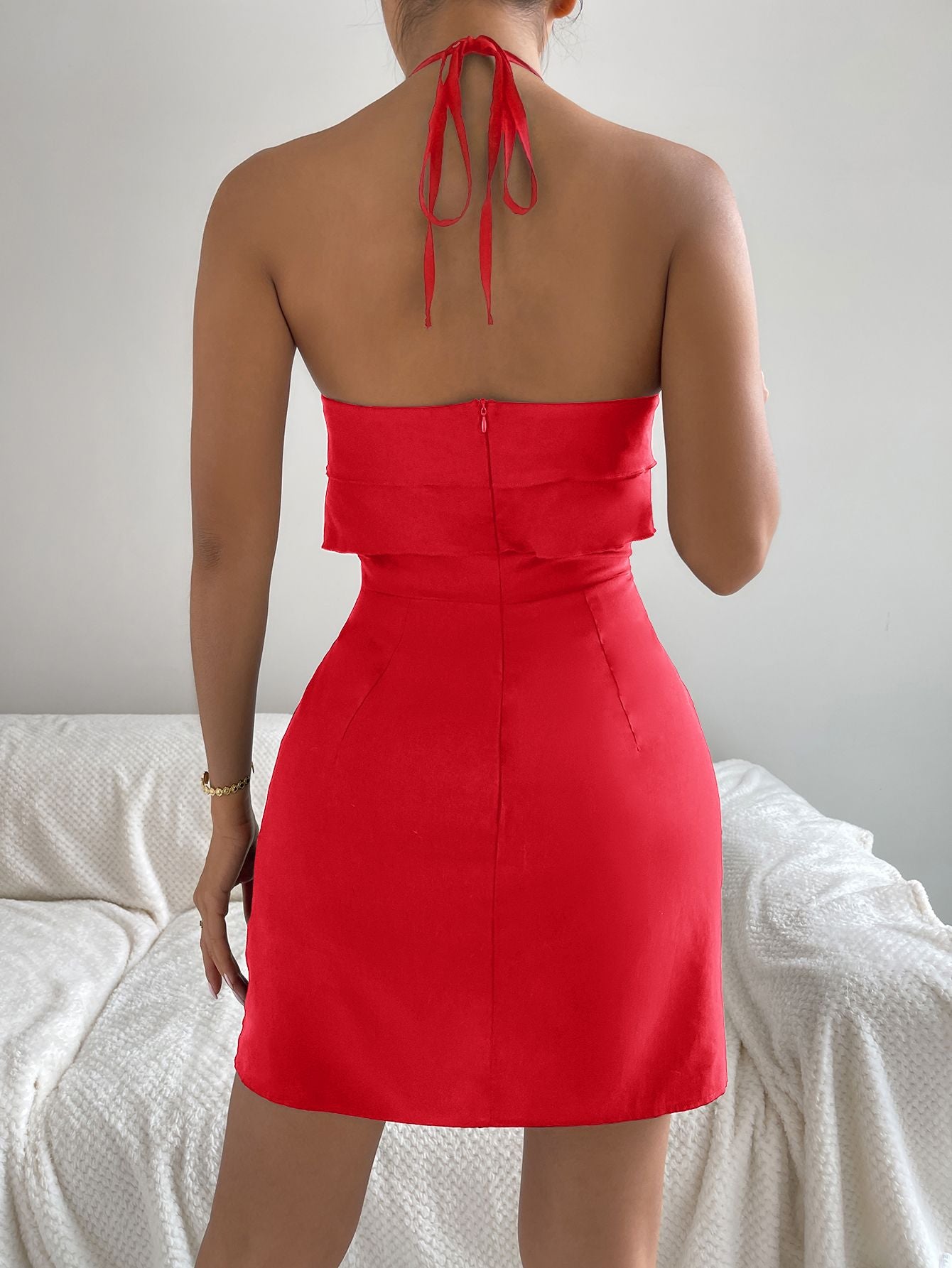 Vestido Halter com Babado e Saia Justa