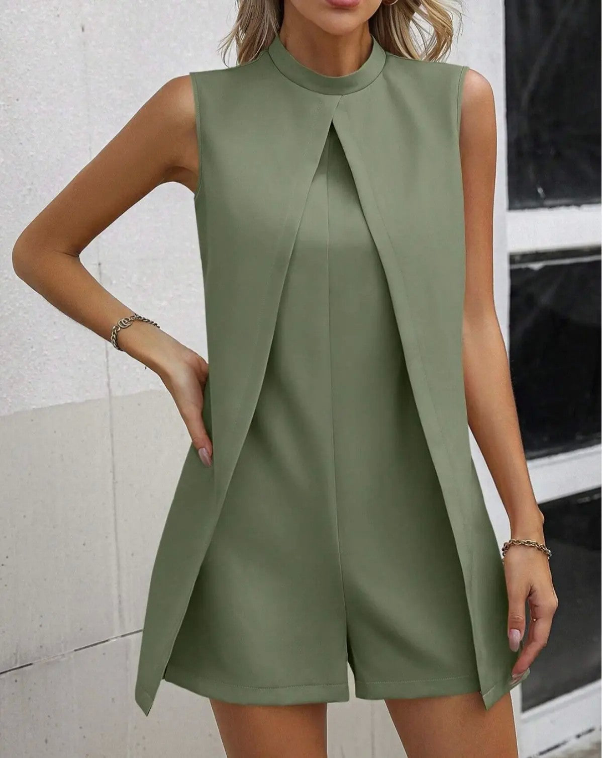 Macacão feminino pescoço sem mangas