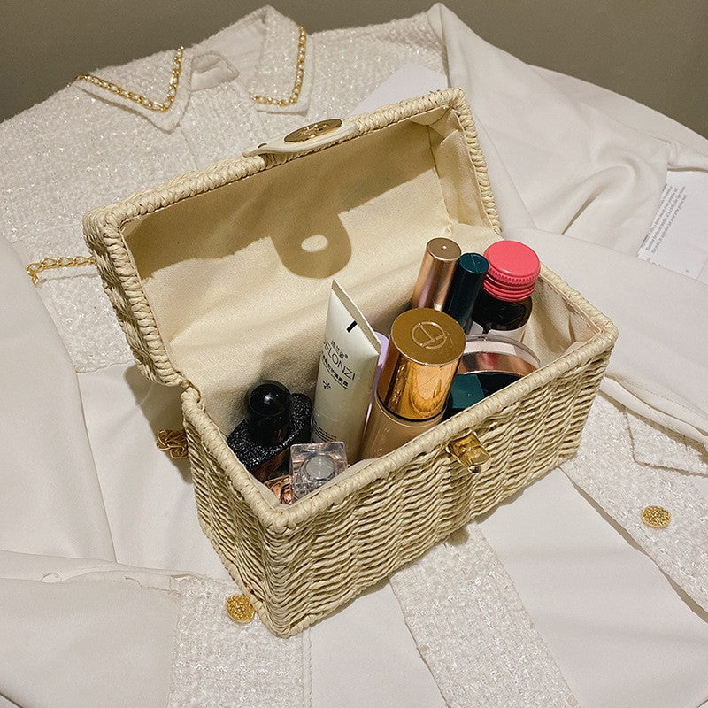 Bolsa feminina pequena estilo caixa, em palha e rattan trançado, com alça