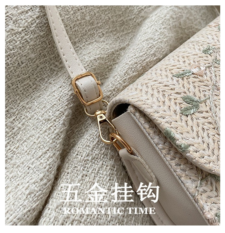 Bolsa de Palha com Detalhe em Renda