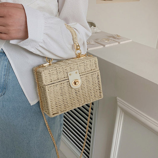 Bolsa feminina pequena estilo caixa, em palha e rattan trançado, com alça