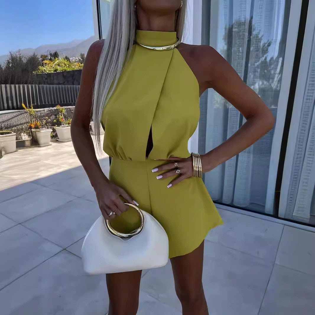 Macacão Sem Costas com Gola Alta e Perna Curta