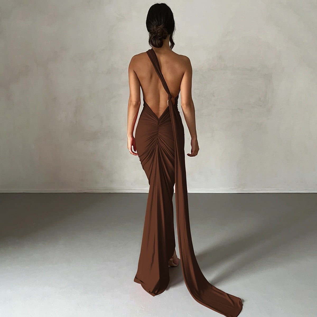 Vestido Longo Um Ombro com Laço Ajustável