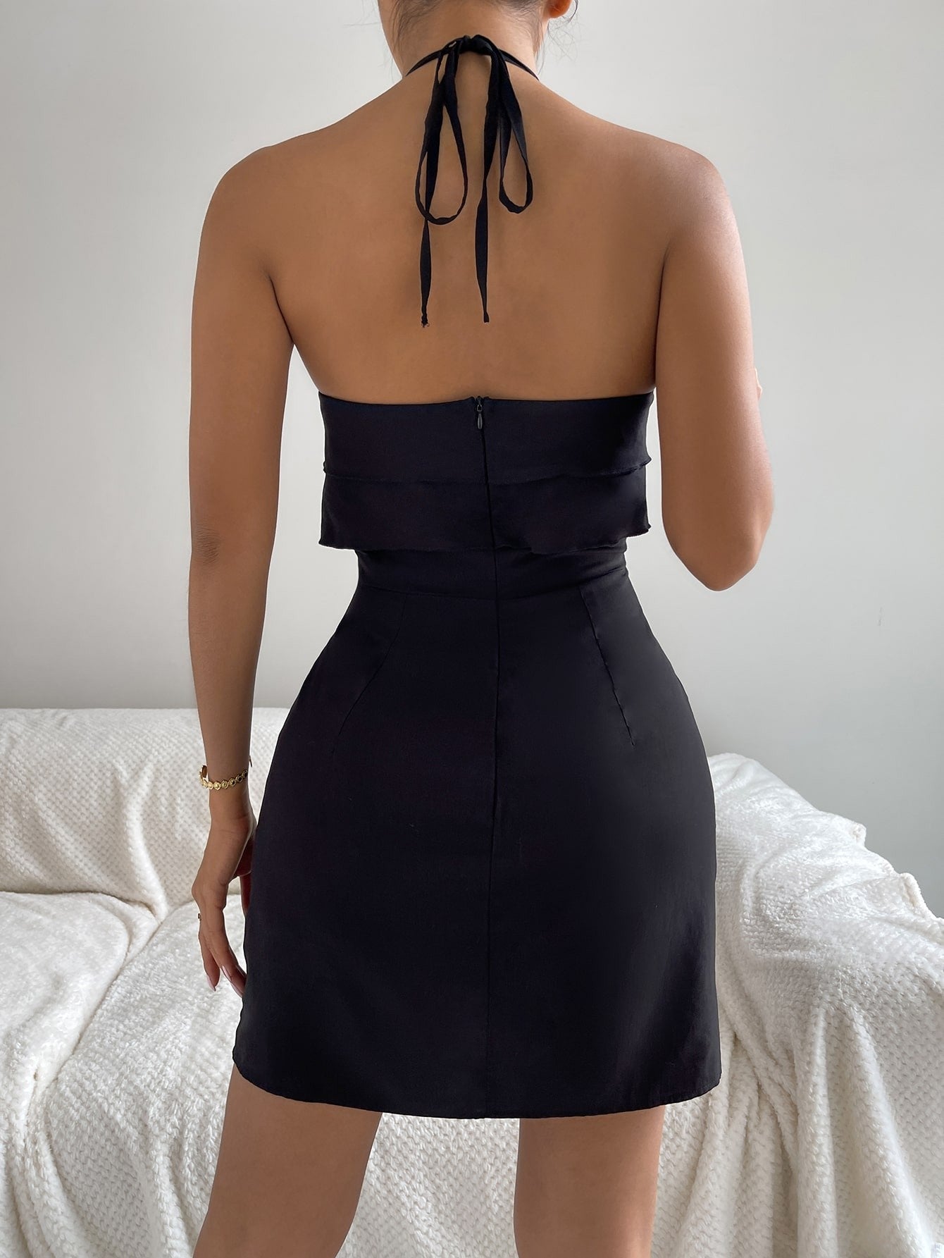 Vestido Halter com Babado e Saia Justa