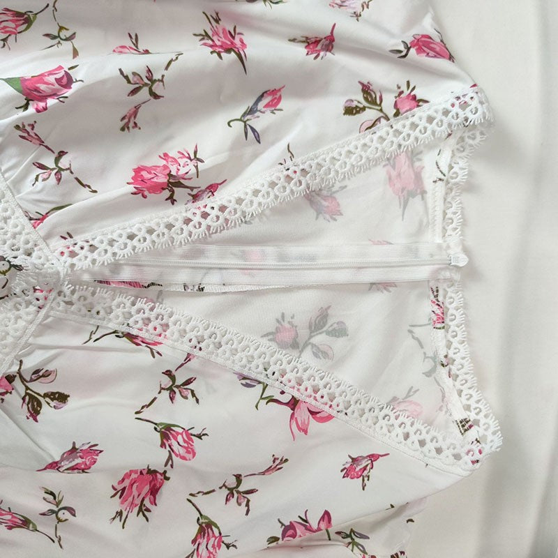 Vestido Curto Floral com Decote V e Renda