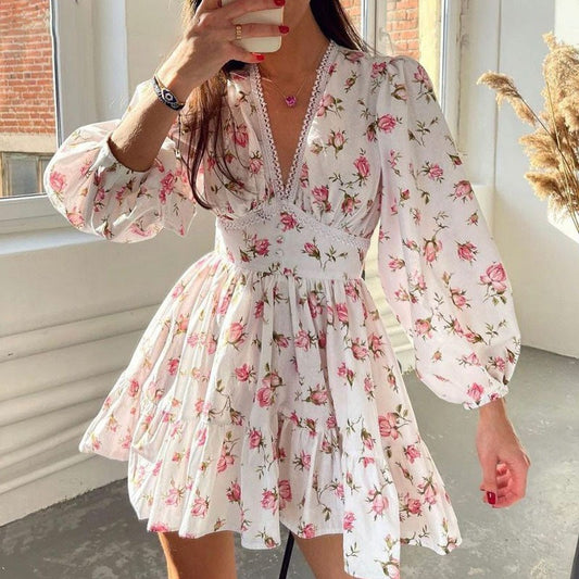 Vestido Curto Floral com Decote V e Renda