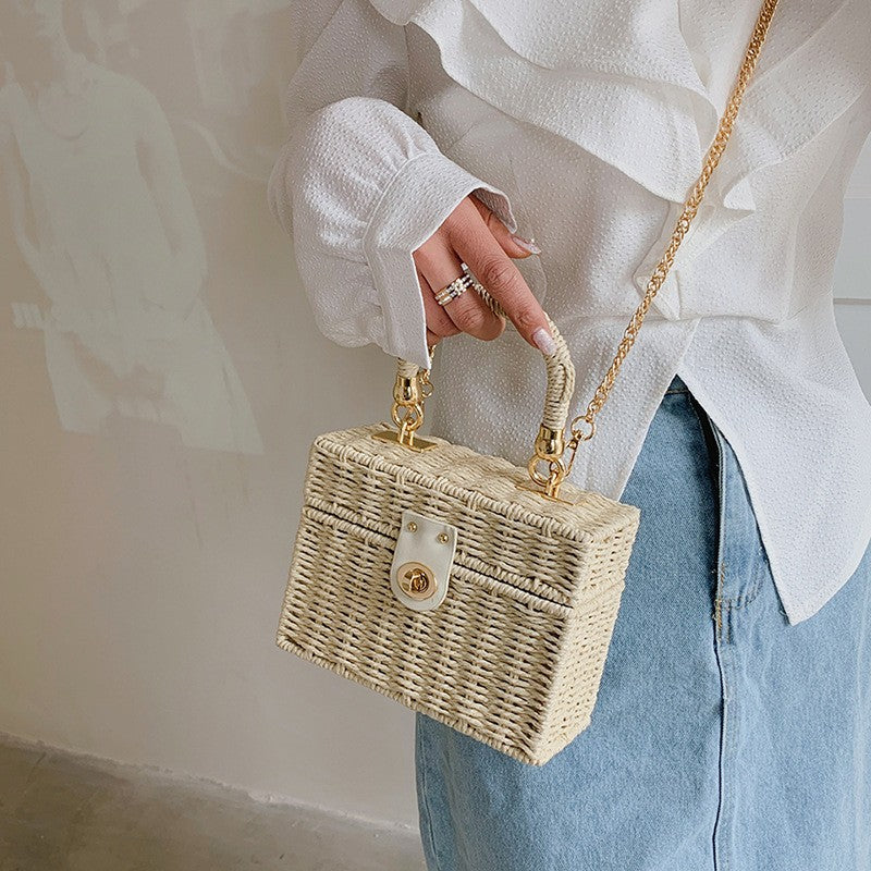 Bolsa feminina pequena estilo caixa, em palha e rattan trançado, com alça