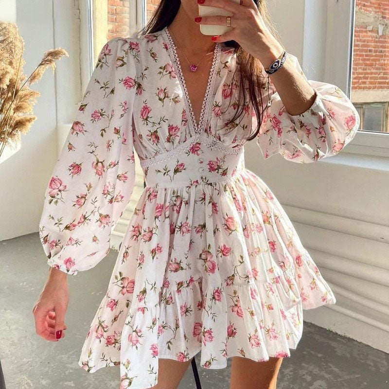 Vestido Curto Floral com Decote V e Renda
