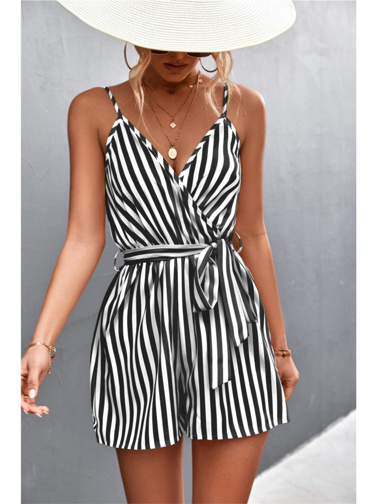 Macacão Curto Listrado com Alça Fina e Decote V